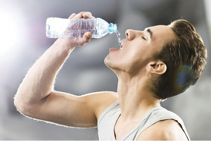 cách giảm đau đầu bằng cách uống đủ nước