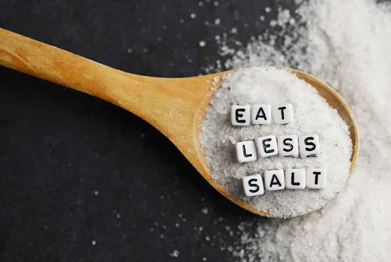 cách đào thải độc tố ăn ít muối, nhiều đường
