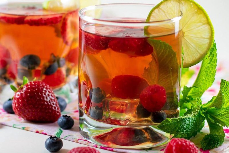 cách đào thải độc tố uống trà thảo dược nước ép trái cây